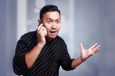 Kötü haber alma telefon, şok ve öfkeli genç adam
