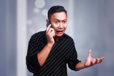 Kötü haber alma şok ve ağlayarak telefonu, genç adam