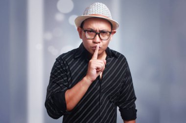 Komik Asya adam susturmanın jest 