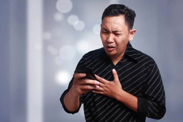 Jovem Texting leitura bate-papo em seu telefone triste choro — Fotografia de Stock