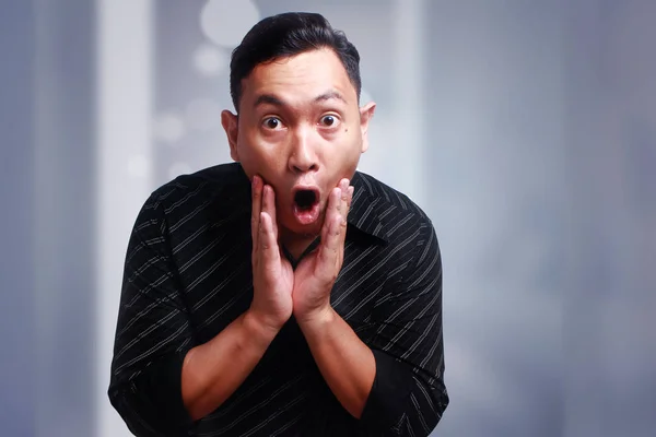 Śmieszne młody człowiek Asian zdumiony szoku gest — Zdjęcie stockowe