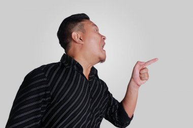 Genç Asyalı adam çığlık