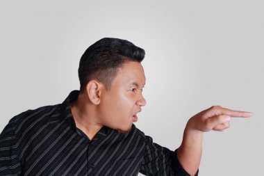 Genç Asyalı adam çığlık