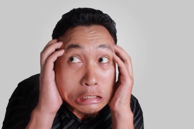 Asya adam kızgın kızgın stresli ifade