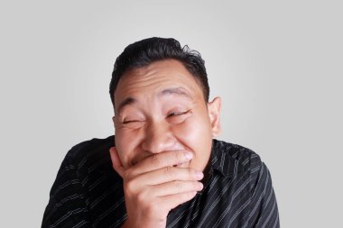 Komik Asya adam utangaç kapat ağzını gülümseyen