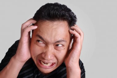 Asya adam kızgın kızgın stresli ifade