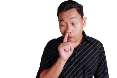 Genç Asyalı adam burnunu toplama