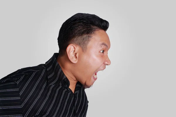 Jovem asiático homem gritando — Fotografia de Stock
