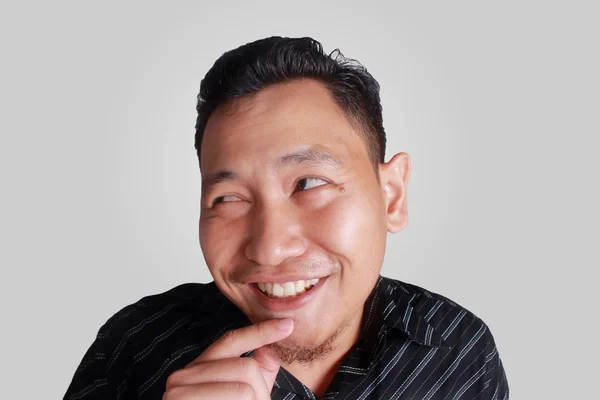 Смешной азиатский человек, думающий — стоковое фото