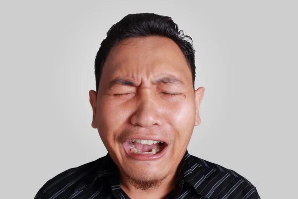 Lustiger asiatischer Mann weint — Stockfoto