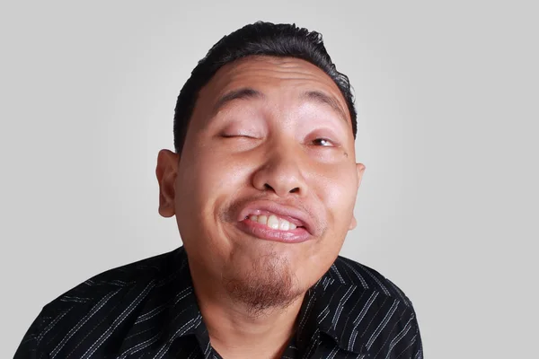 Asiático hombre muestra ridícula facial expresión —  Fotos de Stock