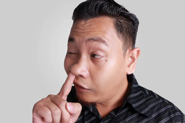 Giovane asiatico uomo picking suo naso — Foto Stock