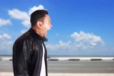 Asya adam deli bağırıp çığlık