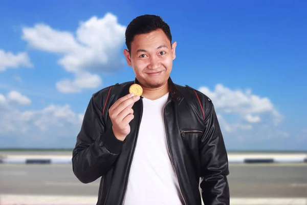 Asiatique homme sourire tout en tenant biscuit — Photo