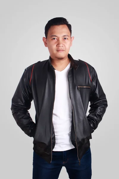 Hombre asiático con chaqueta de cuero — Foto de Stock