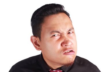 Alaycı Asya işadamı kamera için öfke ile seyir