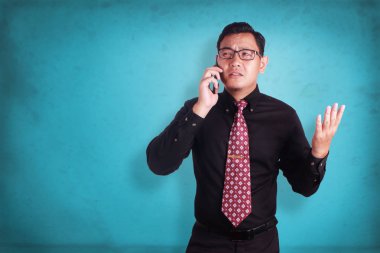 Onun telefonda konuşurken çekici genç işadamı