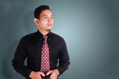 Dört gözle Smartphone tutan işadamı