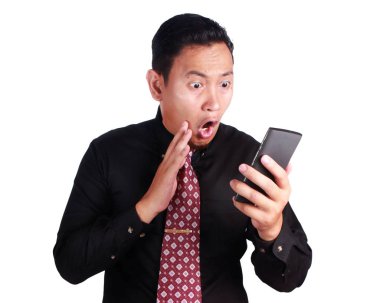 Genç adam mesaj okuma telefonda Sohbet jest şok