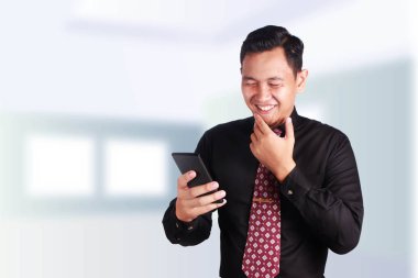 İşadamı cep telefonunu arıyorsunuz gülümseyen