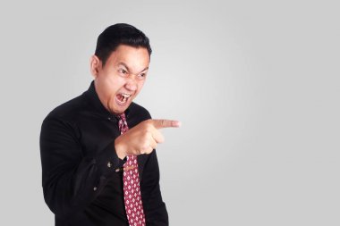 Kızgın işadamı gri izole