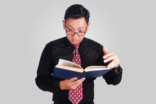 Uomo d'affari lettura libro, problema di vista degli occhi — Foto Stock