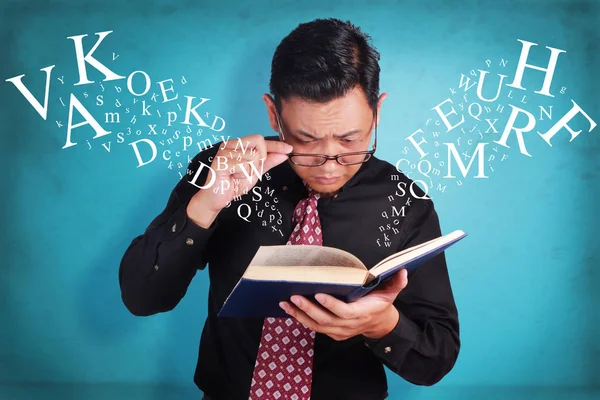 Homem de negócios livro de leitura, problema de visão dos olhos — Fotografia de Stock