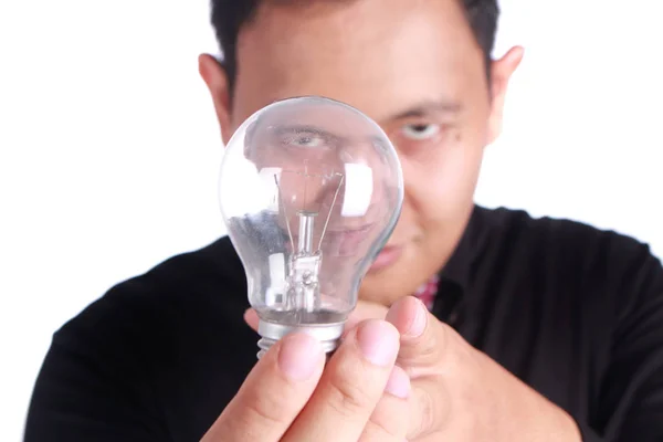 Бизнесмен демонстрирует концепцию ламповых лампочек — стоковое фото
