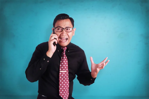 Attraktive junge Geschäftsmann telefoniert, schockiert crin — Stockfoto