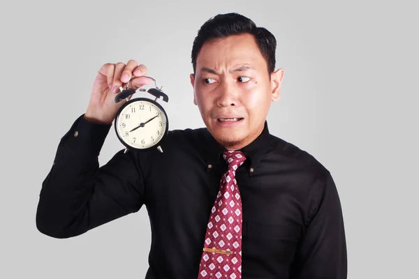 Affärsman hålla klockan och är sen — Stockfoto