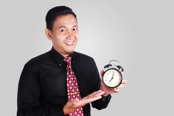 Feliz hombre de negocios sonriendo y mostrando reloj — Foto de Stock