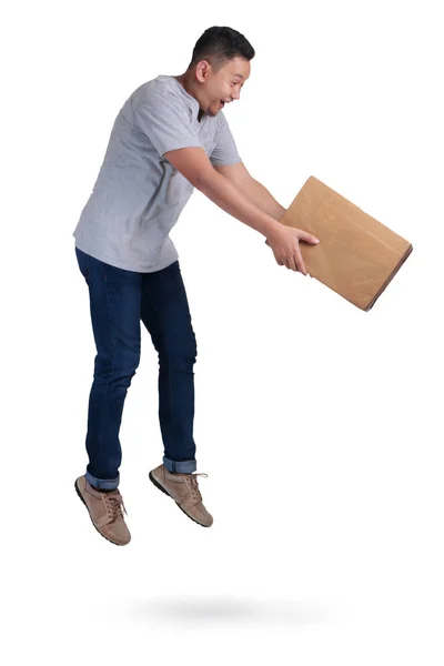 Levitace Courier, mladý muž doručit balíček na vzduchu — Stock fotografie