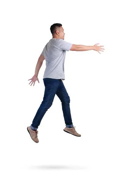 Левитация. Молодой человек ходит, прыгая по воздуху — стоковое фото