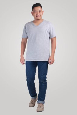 Ayakta, gri gömlek sahte erkek genç