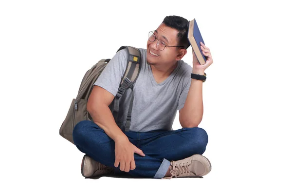Junge Studentin liest Buch bedauert traurige Geste — Stockfoto