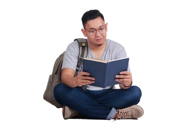 Giovane studente lettura libro, felice gesto sorridente — Foto Stock