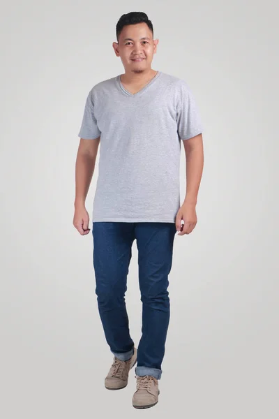 Молодой человек стоит, серый рубашка макет — стоковое фото
