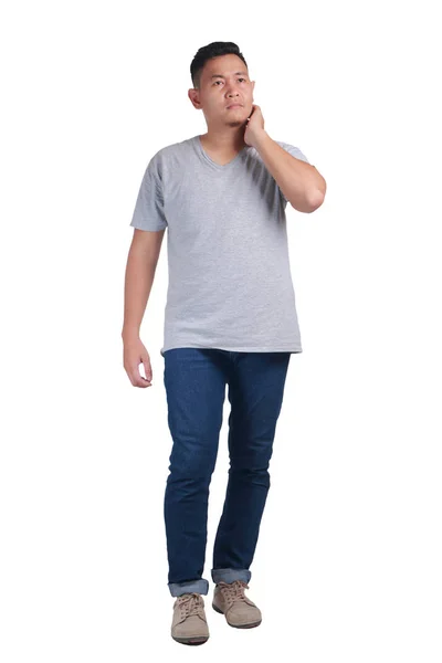Junger Mann im Stehen, graues Hemd aufgesetzt — Stockfoto