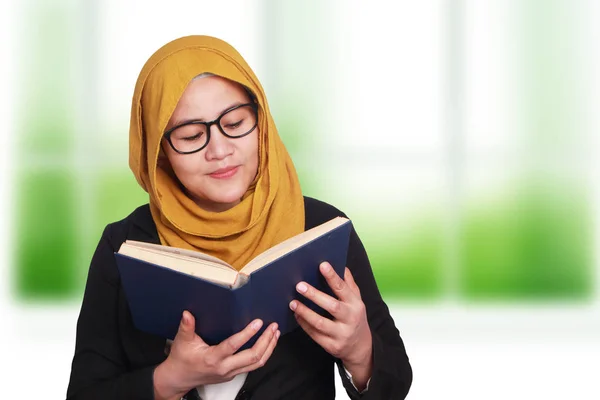 Muslimische Geschäftsfrau liest Buch — Stockfoto