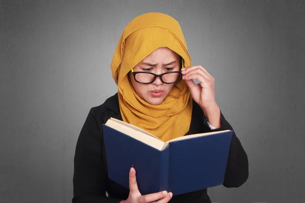 Muslimische Geschäftsfrau liest Buch — Stockfoto