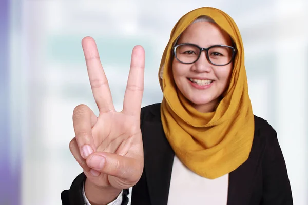 Muslimské podnikatelka zobrazující číslo dvě vítězství gesto — Stock fotografie