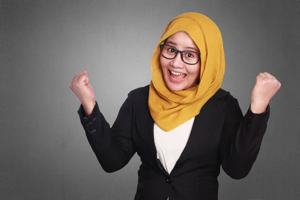 Виграшні жест мусульманських бізнес-леді — стокове фото