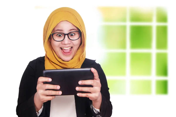 Muzulmán üzletasszony, mosolygós boldog, Pc Tablet — Stock Fotó