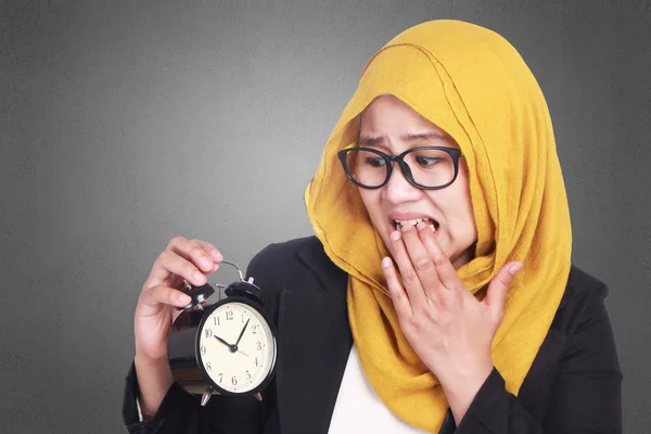 穆斯林女实业家晚了, 担心看时钟 — 图库照片