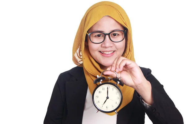Mulher de negócios muçulmana com relógio de alarme — Fotografia de Stock