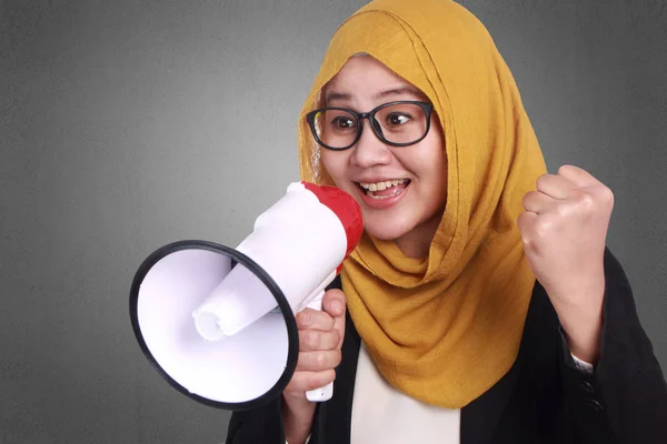 Muslimska affärskvinna Shout med MegaFon, reklam koncept — Stockfoto