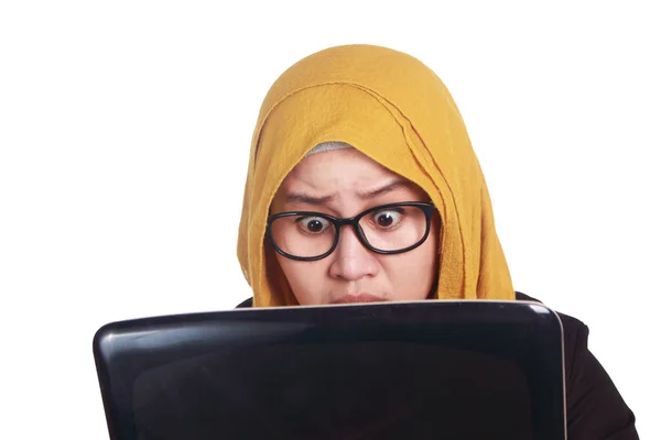 Мусульманська бізнес-леді працює ноутбук шоковані приголомшив жест — стокове фото