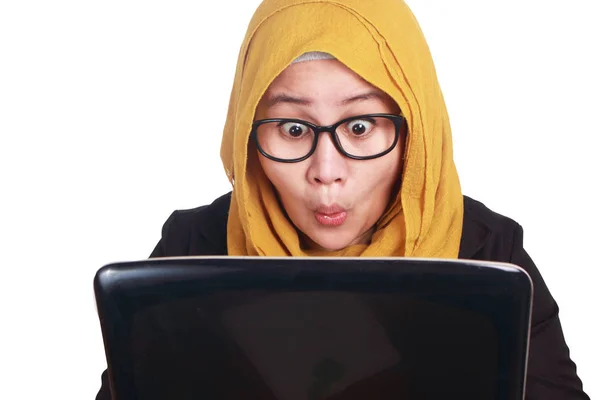 Empresária Muçulmana Trabalhando no Laptop Surpreendida gesto animado — Fotografia de Stock