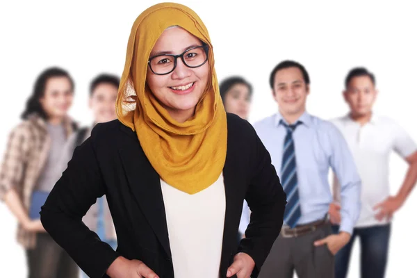 Líder mulher de negócios muçulmana em pé sorrindo — Fotografia de Stock