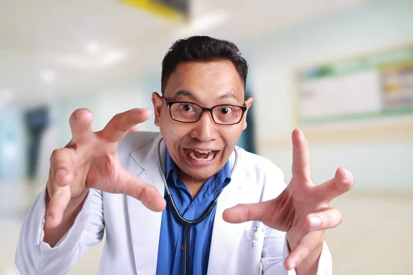 Смішний божевільний лікар допомагає народження — стокове фото